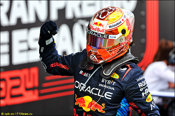 Макс Ферстаппен выиграл Гран При Испании, одержав седьмую победу в сезоне, 61-ю в карьере и четвёртую в Барселоне