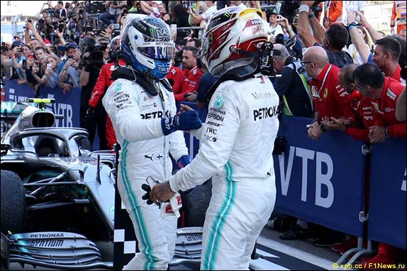 Льюис Хэмилтон выиграл гонку в Сочи, одержав девятую победу в сезоне и 82-ю в карьере. Валттери Боттас финишировал вторым – у Mercedes восьмой победный дубль в этом году и шестая из шести победа на Сочи Автодроме.