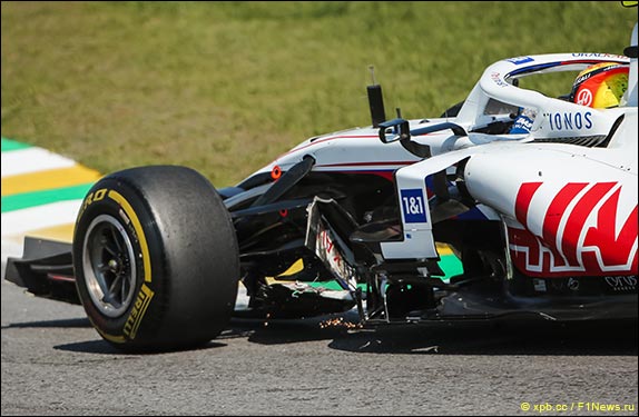 Шумахер сломал переднее антикрыло в борьбе с Райкконеном, оно застряло под машиной и на трассе вновь появились обломки