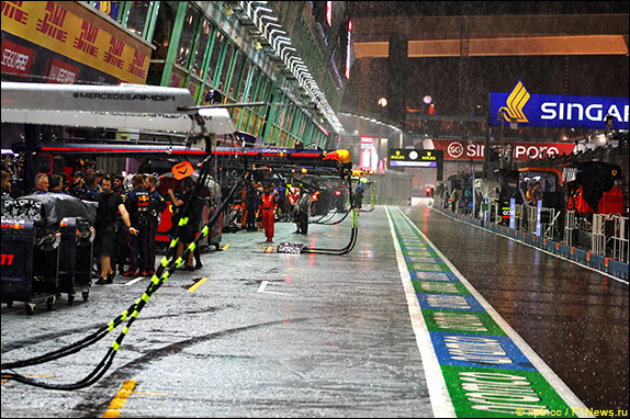 Дождь перед стартом Гран При Сингапура