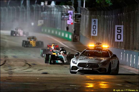 Автомобиль безопасности на первом круге Гран При Сингапура