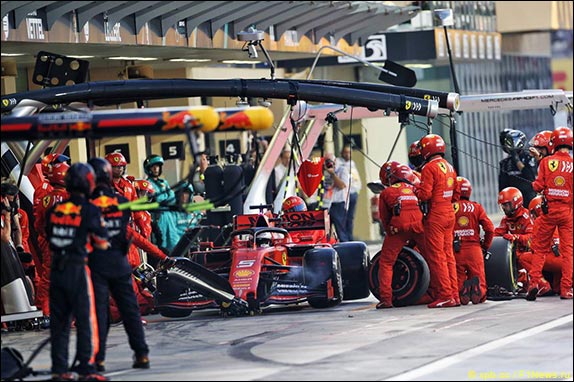 На 13-м круге Леклер и Феттель провели пит-стоп – в Ferrari обслужили две машины подряд, но с Себастьяном возникла заминка при замене переднего левого колеса