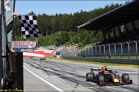 Макс Ферстаппен выиграл Гран При Австрии, одержав первую победу в сезоне и шестую в карьере