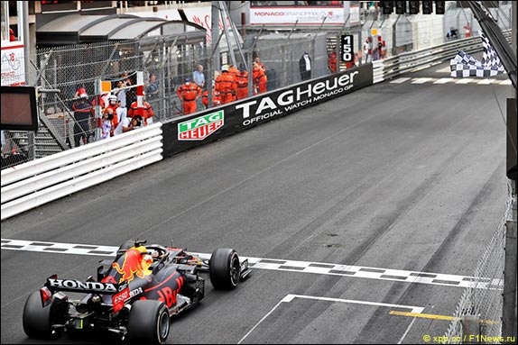 Макс Ферстаппен впервые за карьеру выиграл Гран При Монако, одержав вторую победу в сезоне и 12-ю в карьере, и вышел в лидеры личного зачёта, опередив Хэмилтона на четыре очка