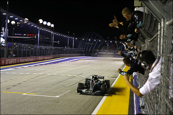 Льюис Хэмилтон выиграл Гран При Сингапура