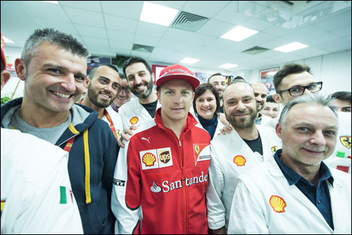 Кими Райкконен в окружении персонала Ferrari