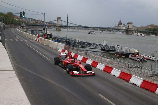 Кими Райкконен за рулём Ferrari F10 на набережной Будапешта