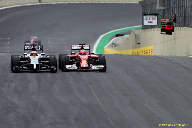 Дженсон Баттон и Кими Райкконен ведут борьбу на трассе, Гран При Бразилии 2015 года