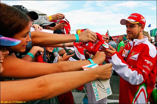 Вечером в субботу гонщики Ferrari раздавали автографы