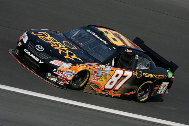 Кими Райкконен на трассе гонки NASCAR за рулём Toyota под номером 87