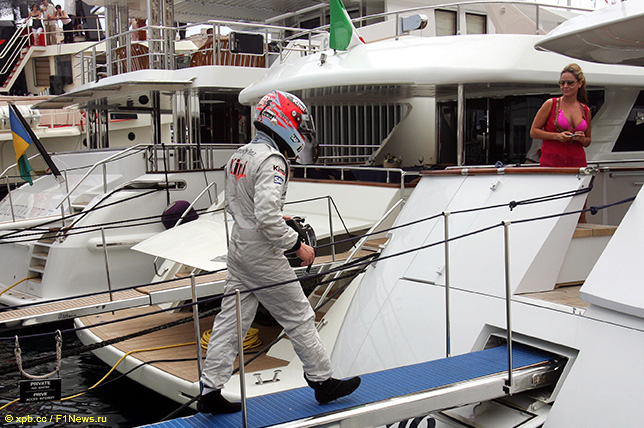 Кими Райкконен поднимается на борт своей яхты после схода в Монако, 2006 год