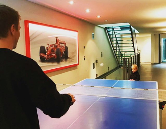 Кими Райкконен играет в настольный теннис с сыном Робином
