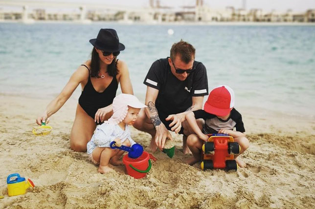 Кими Райкконен с семьей на пляже