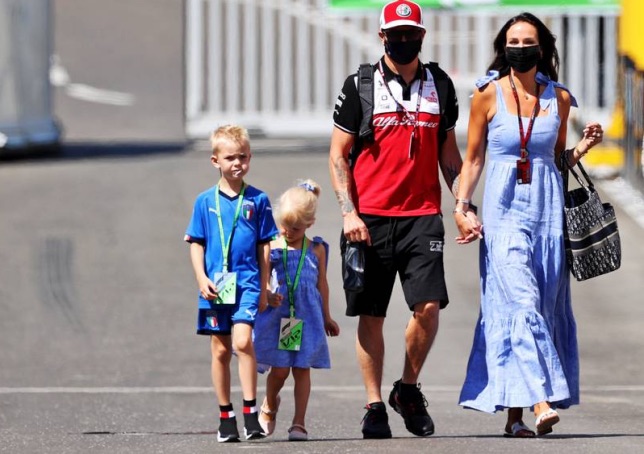 Ким Райкконен со своим семейством в паддоке Гран При Австрии, фото XPB