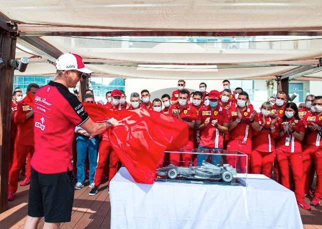 Команда Ferrari подарила Кими модель его F2007