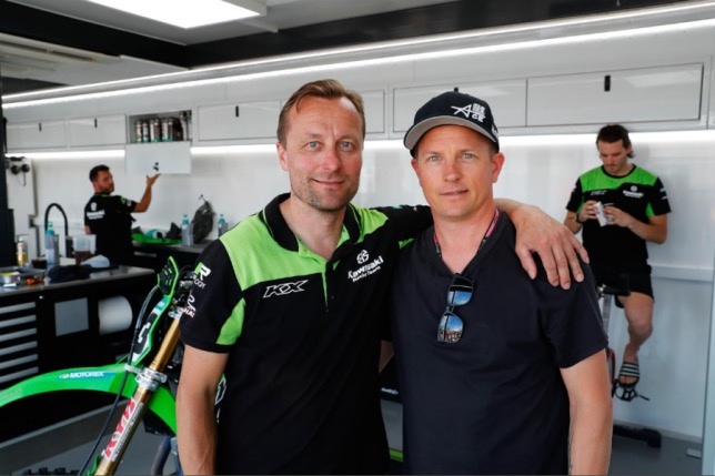 Кими Райкконен (справа) и Антти Пюрхоенен, фото пресс-службы команды Kawasaki Racing