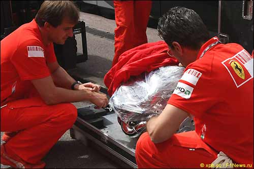 Гран При Монако'08. Механики Ferrari освобождают двигатель от заводской упаковки...