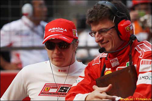 Кими Райкконен (слева) и его гоночный инженер Крис Дайер 