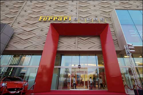 Магазин Ferrari в Дубае