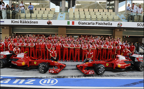 Команда Ferrari после финиша Гран При Абу-Даби