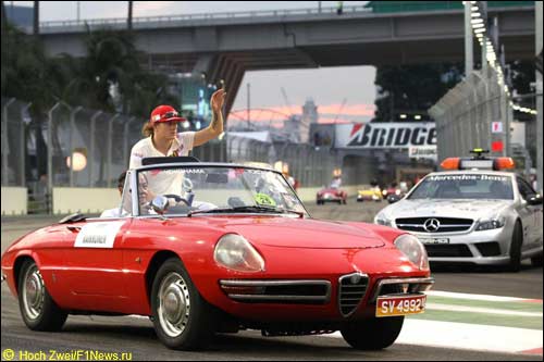 Кими Райкконен на параде гонщиков перед Гран При Сингапура