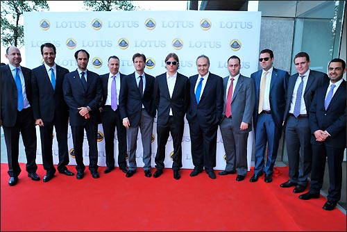 Кими Райкконен (в центре) и сотрудники Lotus Cars в Бейруте