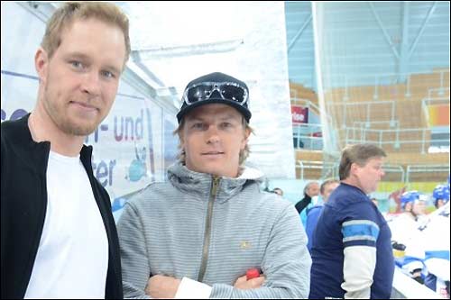 Кими Райкконен на тренировке финской хоккейной сборной, слева Янне Ниинимаа (фото MTV3)