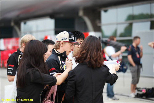 Кими Райкконен общзается с журналистами в паддоке Гран При Китая