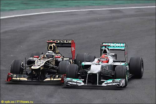 Кими Райкконен ведет борьбу с Михаэлем Шумахером на трассе Гран При Бразилии