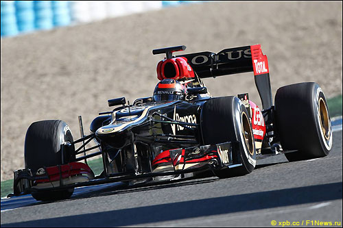 Кими Райкконен за рулем Lotus E21 на тестах в Хересе