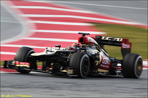 Кими Райкконен за рулем Lotus E21 на тестах в Барселоне