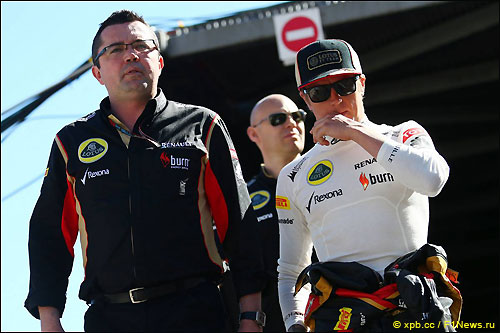 Кими Райкконен (справа) и руководитель Lotus F1 Эрик Булье