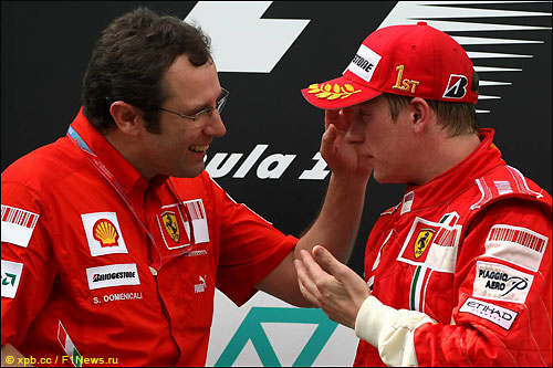 Руководитель команды Ferrari Стефано Доменикали и Кими Райкконен на подиуме Гран При Малайзии, 2008 год