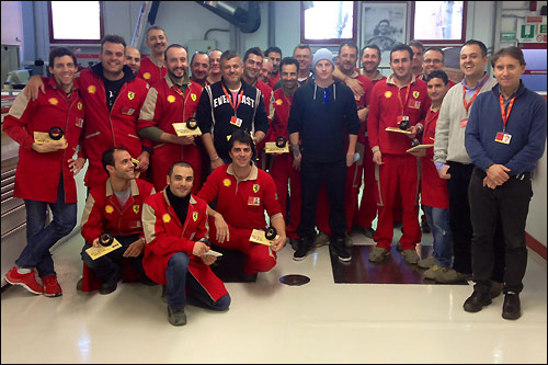 Кими Райкконен в кругу сотрудников Ferrari