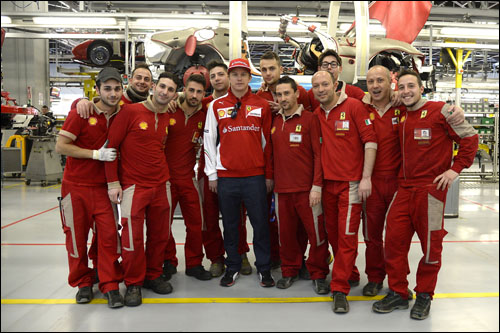 Кими Райкконен в окружении работников завода Ferrari