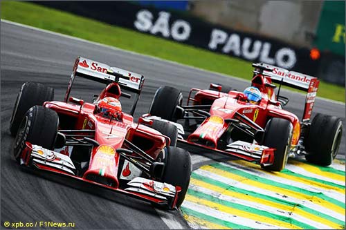 Кими Райкконен отражает атаки Фернандо Алонсо на трассе Гран При Бразилии