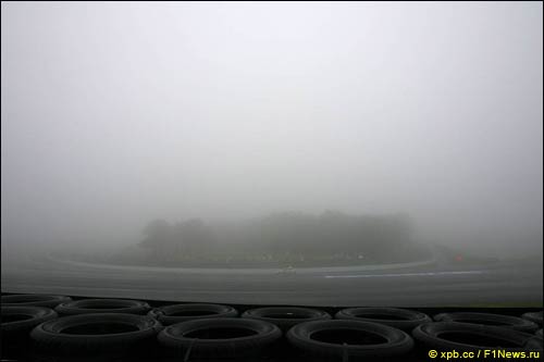 Фудзи'07. Туман. Дождь. Машина безопасности инспектирует трассу