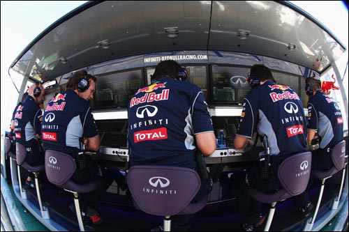 Инженеры и руководители Red Bull Racing на командном мостике