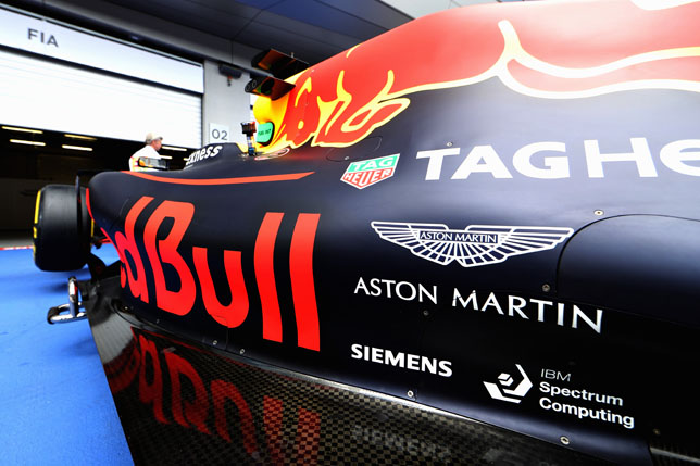 Логотип IBM Spectrum Computing на машине Red Bull Racing