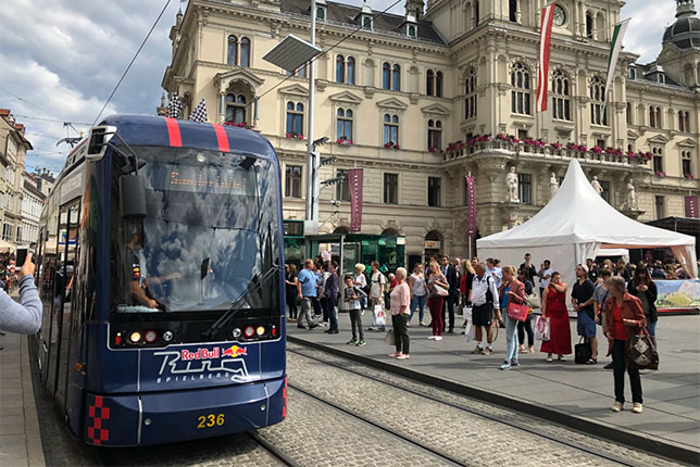 Трамвай в цветах Red Bull, на котором катались Макс Ферстаппен и Даниэль Риккардо
