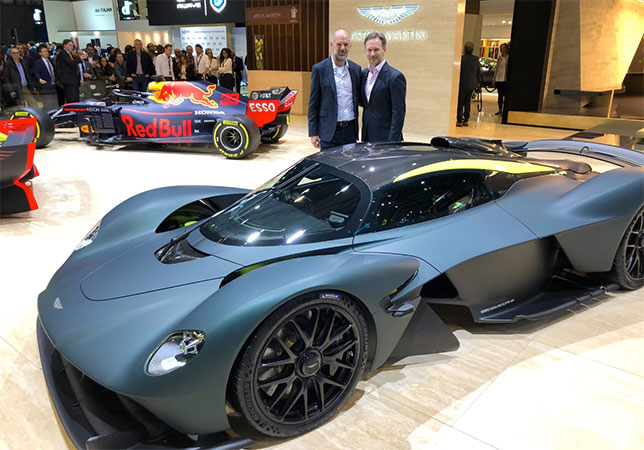 Эдриан Ньюи и Кристиан Хорнер на стенде Aston Martin на Женевском автосалоне