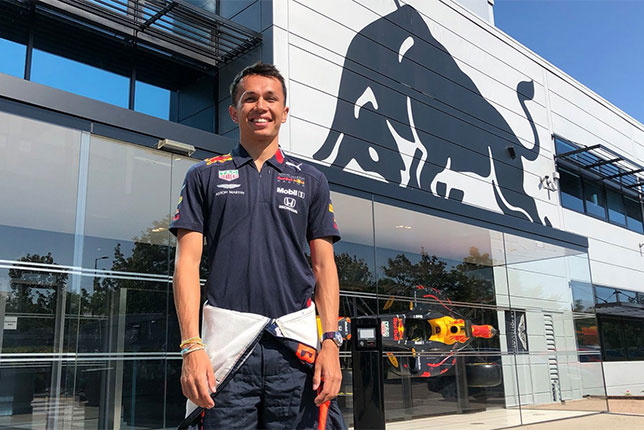 Александер Элбон прибыл на базу Red Bull Racing и впервые примерил униформу команды