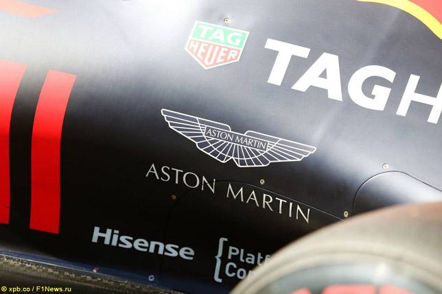 Логотип Aston Martin на машине Red Bull Racing