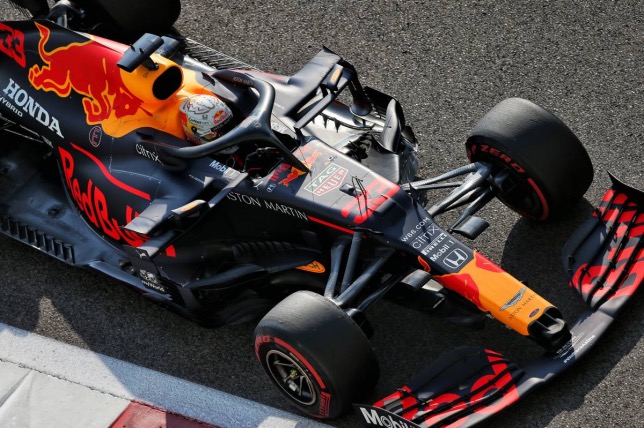 Макс Ферстаппен за рулём машины Red Bull Racing с силовой установкой Honda