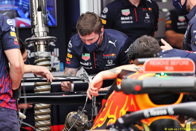 Механики Red Bull Racing проверяют заднее антикрыло на машине Макса Ферстаппена