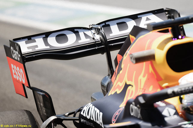 Логотип Honda на заднем антикрыле Red Bull Racing