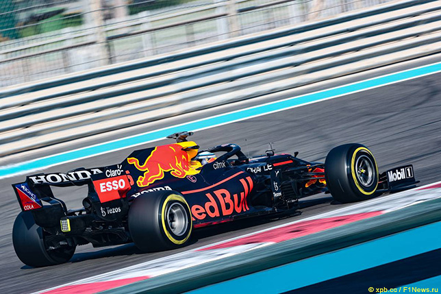 Машина Red Bull Racing на декабрьских тестах в Абу-Даби, за рулём Юри Випс