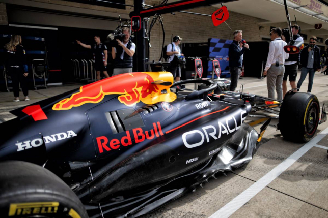 Машина RB20 в боксах Red Bull на автодроме в Остине, фото XPB