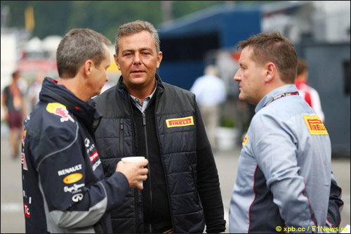 Главный инженер Red Bull Racing Пол Монаган, гоночный инженер Pirelli Марио Изола и директор Pirelli Motorsport Пол Хембри