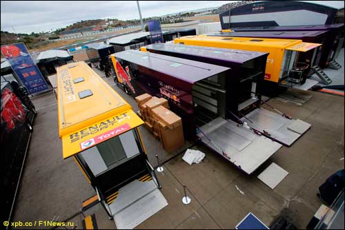 Грузовики Red Bull Racing готовы к погрузке оборудования